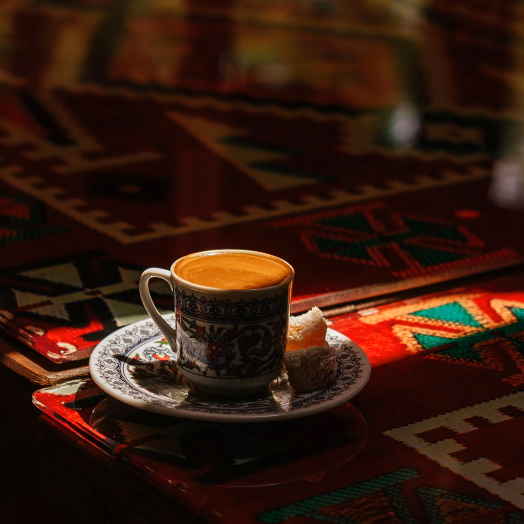 Eine Tasse Kaffee auf einem gemusterten Teppich