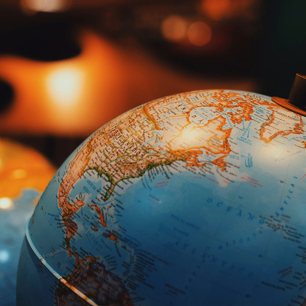 Ein Globus steht vor einigen anderen Globen